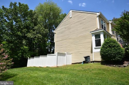 1630 Poplar Grove Dr, Herndon VA  20194-1738 exterior