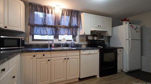 48 Center St, Windsor CT  06095-1402 exterior
