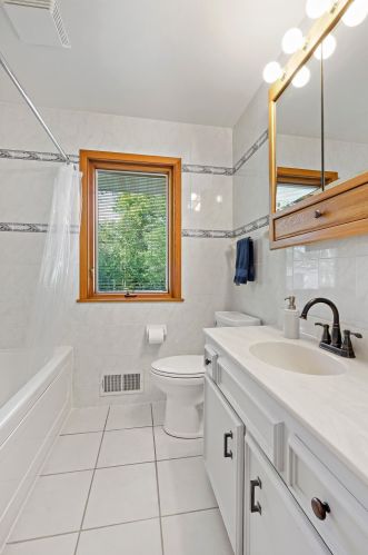 1007 Edgewater Ave, Saint Paul MN  55126-8119 exterior