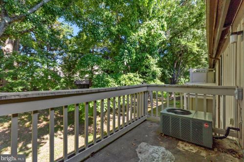 5822 Royal Ridge Dr, Springfield VA  22152-1032 exterior
