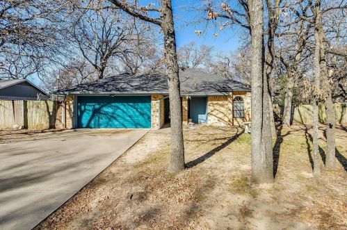 7230 Allyn Dr, Azle, TX 76020-5736