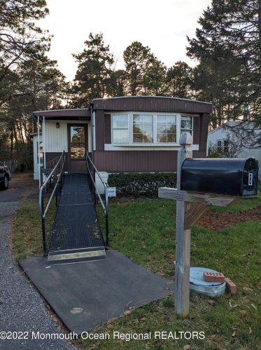 8 Eagle Ct, Lakehurst, NJ 08759-3746