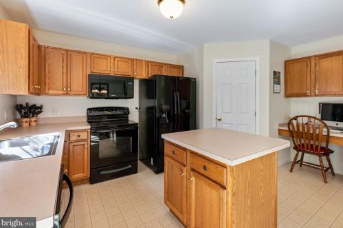 308 Banyan Circle Dr, Lancaster, PA 17603-4482