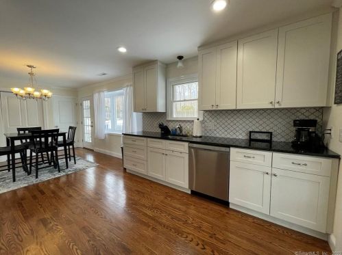 6 Little Fox Run, Huntington CT  06484-1619 exterior