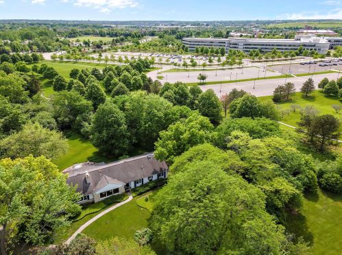 9 Rolling Ridge Rd, Northfield, IL 60093-1013