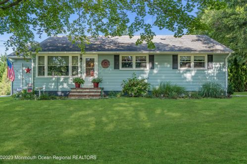 892 Monmouth Rd, Upper Freehold Township, NJ 08514-1819