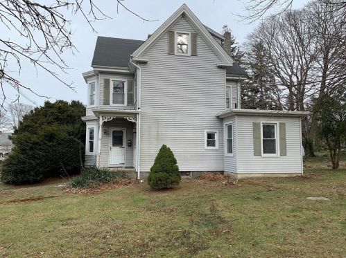 34 Chester Ave, Westerly, RI 02891-2324
