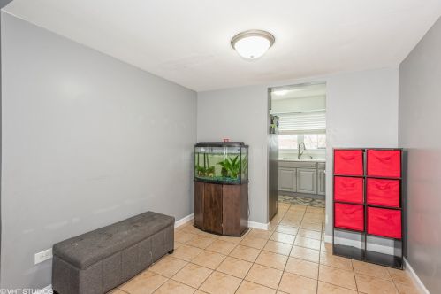 1463 Oxford St, Carol Stream IL  60188-9095 exterior