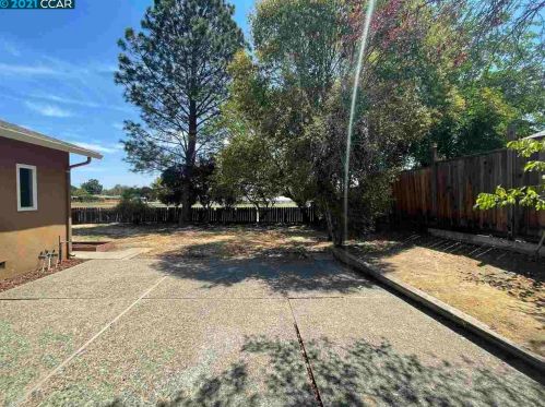 589 Maureen Ln, Concord CA  94523-2758 exterior