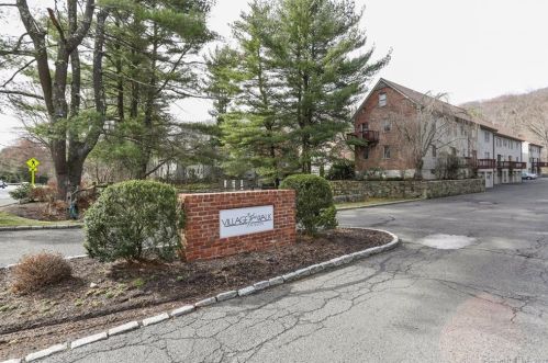 7 Village Walk, Wilton CT  06897-4035 exterior