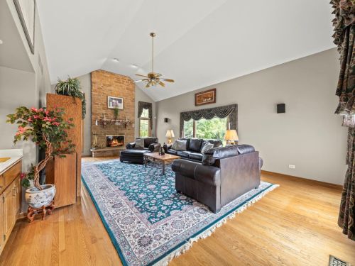 8815 Aintree Ln, Willowbrook IL  60527-8392 exterior