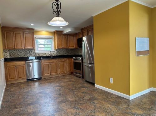 19 Arnold St, Middletown, CT 06457-5401