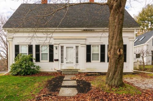 51 Green St, Thomaston, ME 04861-3732