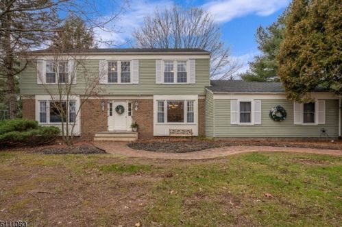 2 Robert Dr, Lebanon, NJ 08833-3001