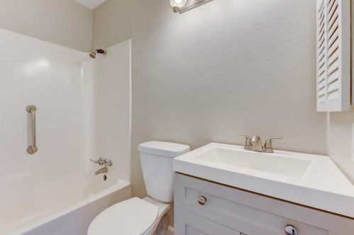 2043 Clubview Dr, Carrollton TX 75006-1703 exterior