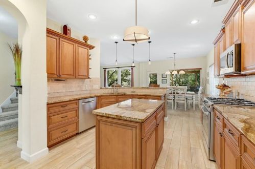 7036 Auckland Dr, Austin TX  78749-4139 exterior