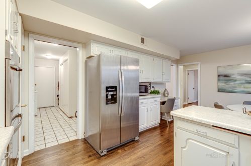 1020 Summit Dr, Bannockburn IL  60015-1823 exterior