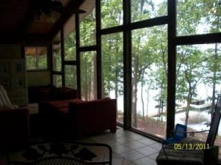 212 Creekwood Rd, Hartwell, GA 30643-2765