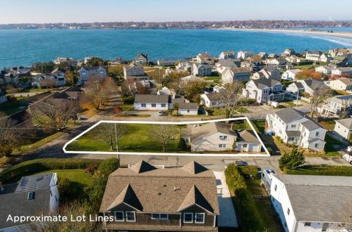 2 Stimpson St, Middletown, RI 02842-6042