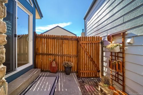 990 Zeno Way, Aurora CO 80017-3394 exterior