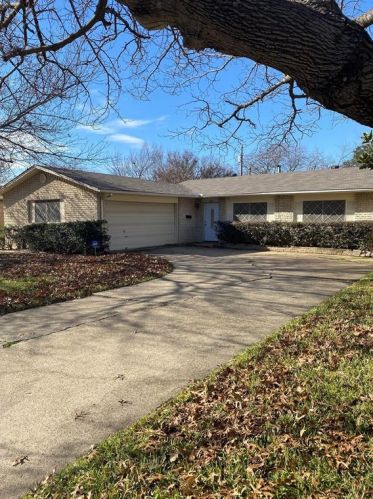 3121 Parker St, Irving, TX 75062-4169