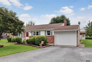 2428 Raleigh Dr, York, PA 17402-3623