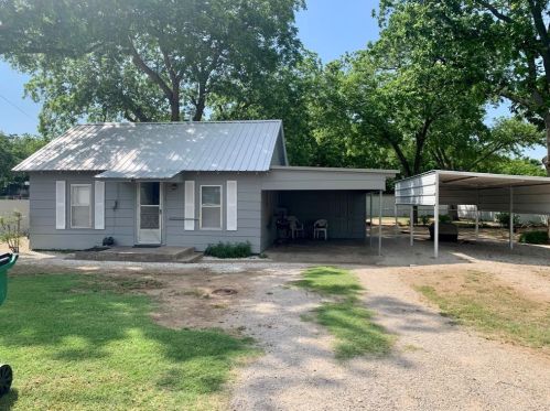 411 Pine St, Nocona TX 76255-1412 exterior