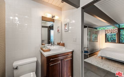 2430 Bywood Dr, Glendale CA  91206-4703 exterior