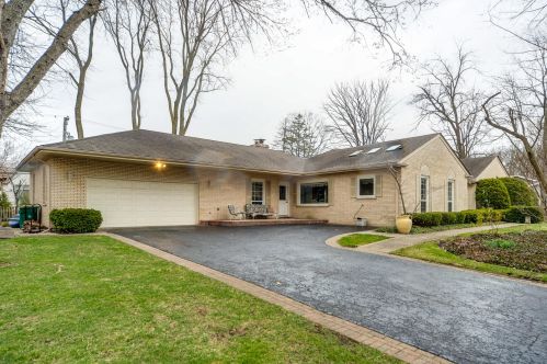 36 Londonderry Ln, Half Day, IL 60069-3900