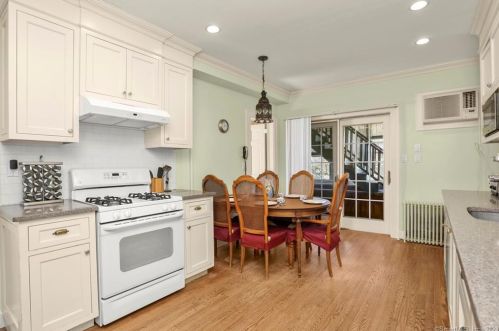 26 Alexander St, Greenwich CT  06830-6204 exterior