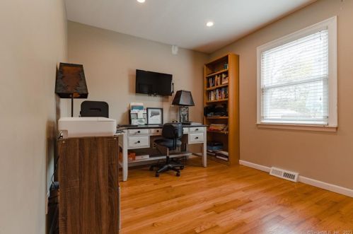 16 Paugussett Rd, Sandy Hook CT  06482-1557 exterior
