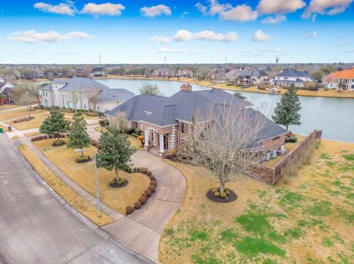 2702 Lakecrest Dr, Pearland, TX 77584-4851
