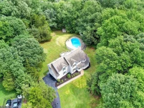 2 Victoria Pines Ln, Lafayette, NJ 07848-3602