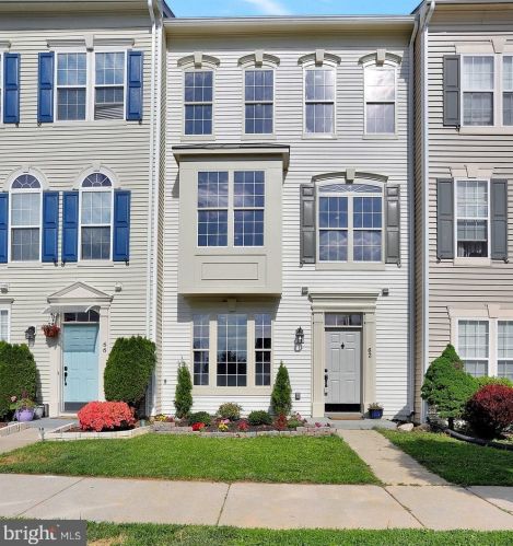 62 Davis St, Charles Town, WV 25414-4478