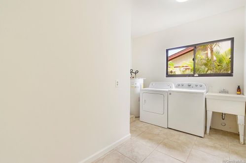 1051 Kamookoa Pl, Honolulu HI  96825-1317 exterior