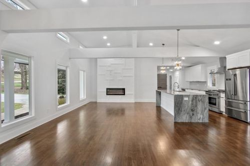 2932 Applewood Ct, Atlanta, GA 30345-1401