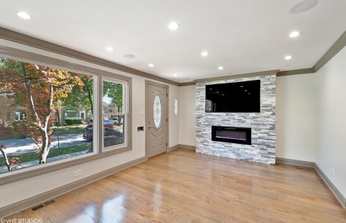 8732 Central Ave, Morton Grove, IL 60053-3104