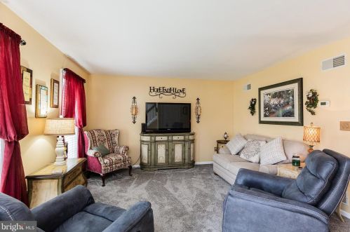 1740 Southport Dr, Lancaster PA  17603-9350 exterior