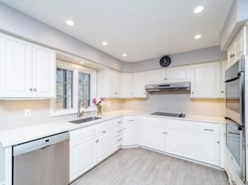 26 Snowberry Ln, Wilton CT  06897-1130 exterior