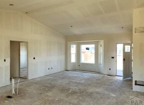 567 Verbena Dr, Pueblo, CO 81007-6525