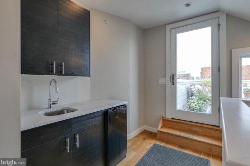 720 4 St, Philadelphia PA 19147-3127 exterior