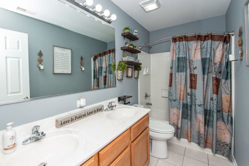 10 Covington Ct, Lemont IL  60490-4924 exterior