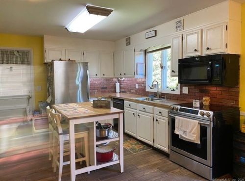 154 Carriage Dr, Waterbury, CT 06708-3331