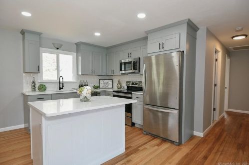 10 Cobblers Ct, Niantic CT  06357-1310 exterior