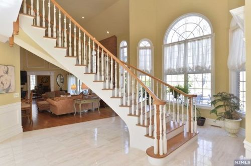 18 Burning Hollow Rd, Upper Saddle River, NJ 07458-2939