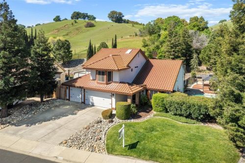 573 Rambleton Dr, Vacaville, CA 95688-9226