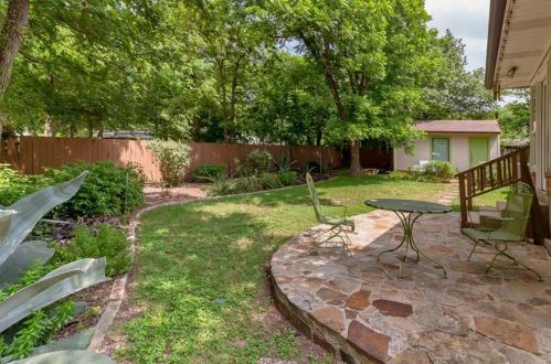 2504 Bluffview Dr, Austin TX  exterior