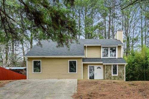 985 Chapman Ln, Stone Mountain, GA 30088-2551