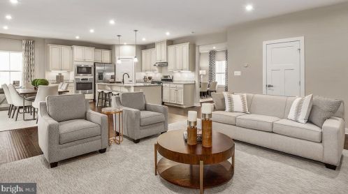 212 Tyler Dr, Hanover, PA 17331-8001