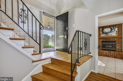 5253 Rolling Rd, Springfield VA  22151-1108 exterior